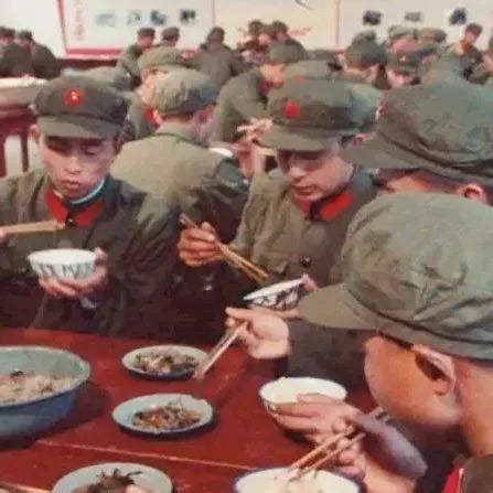 70年代部队食堂珍贵影像，太怀念了_式军服_真相_历史
