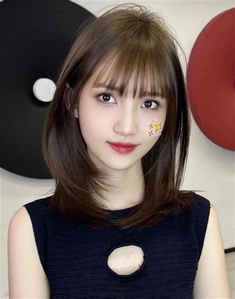 剪头发甜美女生头像图片