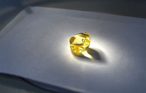 『珠宝』全球一周：2颗19世纪欧洲贵族黄钻将在日内瓦拍卖；Alrosa 发现一颗34.17克拉 Fancy Vivid Yellow 黄钻原石 ...