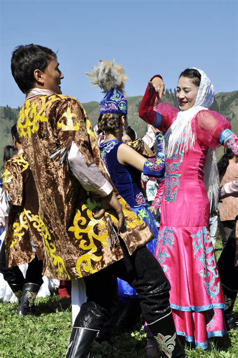 2021之后观看了哈萨克族小姑娘跳的民族舞蹈，以及一个盲人小姑娘唱的哈萨克族民谣，好看好听。两个人玩的大秋千_草原石人风景区-评论-去哪儿攻略