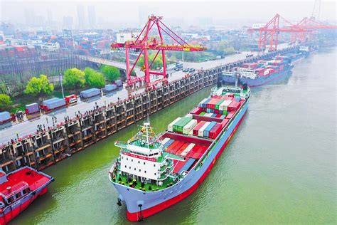 中国巨型货轮抵英国 世界最大体型引无数人围观-图闻天下-锦程物流网