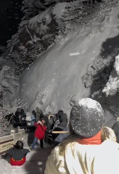 数万人踏雪爬山，游客称-15°C滞留黄山7小时，“带回4个冻疮”！还有人夜困张家界山上？两个景区都有回应