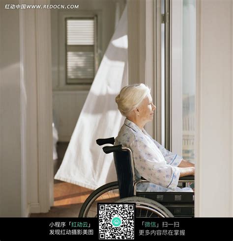 坐在轮椅上的国外老人图片免费下载_红动中国
