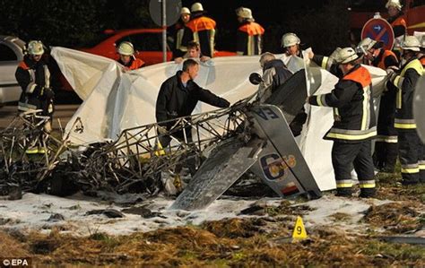 德国航展两架飞机相撞 1名飞行员丧生(组图)_新闻中心_新浪网