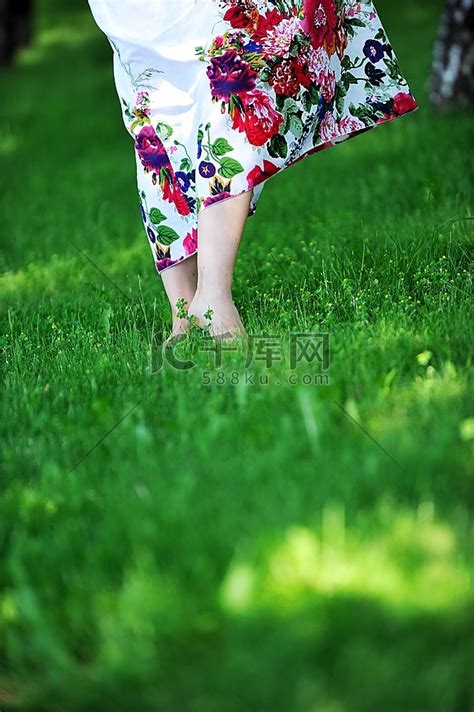 女人的脚赤脚走在草地上。summer´节草原美女高清摄影大图-千库网
