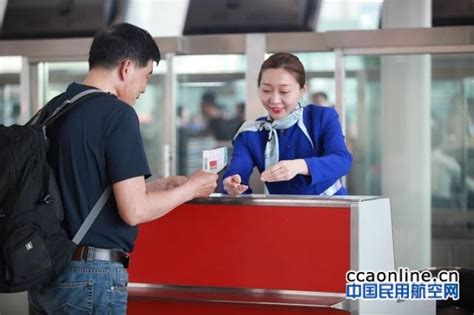 “滨海蓝”亮相，天津机场员工试穿新版工作服 - 民用航空网