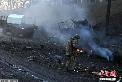 战火下的乌克兰老百姓 被俄军损坏的家园__财经头条