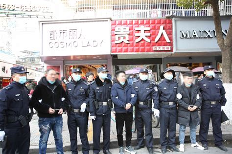 跟踪阻门、恐吓、喷漆等，他们用暴力和软暴力方式非法讨要债务|暴力|软暴力|无为_新浪新闻