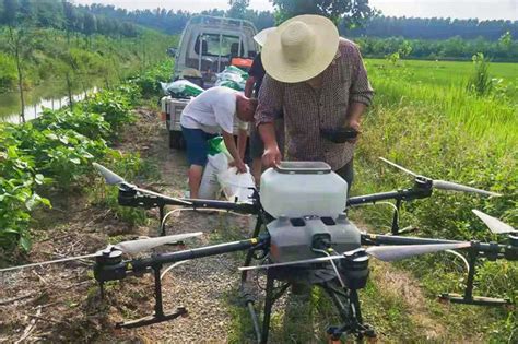 植保无人机喷洒农药 3分钟搞定一亩地(图)-装备热点-资讯频道-特种装备网