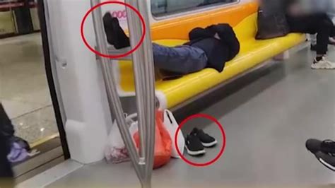 男子地铁脱鞋脚搭扶手鞋子被踢飞_凤凰网视频_凤凰网