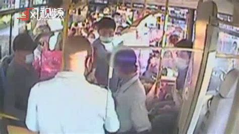 青岛一女子在车上被猥亵，公交司机伸出援手_凤凰网视频_凤凰网