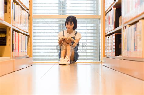 图书馆女孩图片