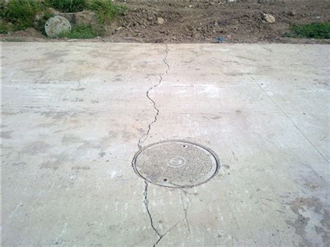 沥青路面裂缝表现形式及修补办法