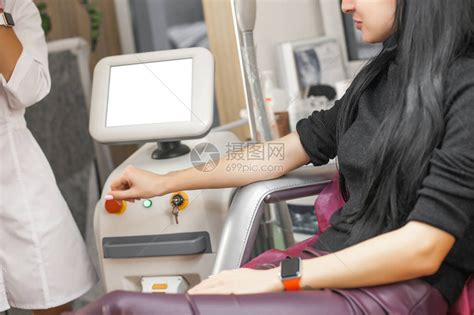 美容师制作激光脱毛程序美容院的女人脱毛程序高清图片下载-正版图片504357988-摄图网