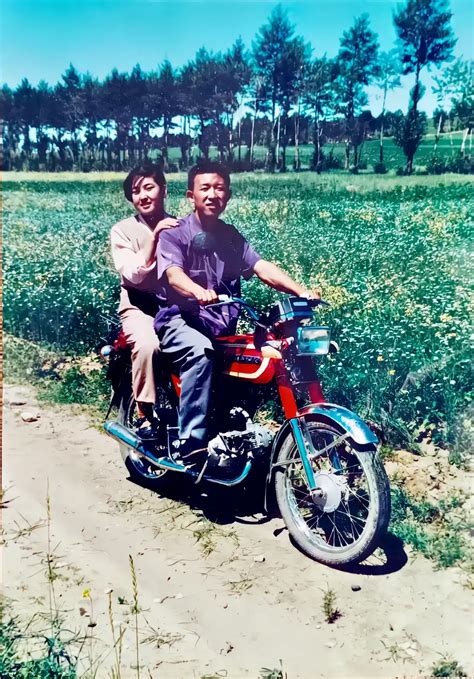 那年代穿这样，骑这摩托车，载着媳妇走丈母娘家……