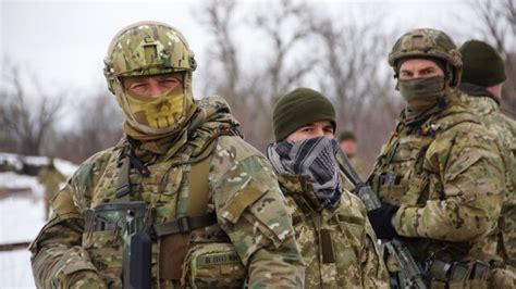 乌克兰领土防卫部队严阵以待 基辅街头设置路障_凤凰网