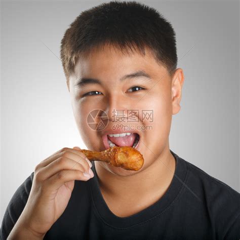 吃炸鸡腿的亚裔男孩高清图片下载-正版图片504790965-摄图网