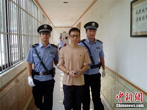 安徽滁州两毒枭一审被判死刑 毒贩现场听审打哈欠 --图片频道--人民网