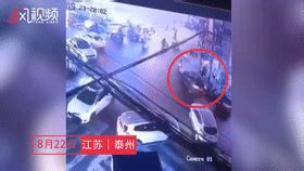 男子酒驾顶撞车辆冲撞人群 现场群众惊慌奔逃_凤凰网视频_凤凰网