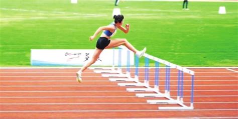 15岁湘妹子跨栏拿到全国冠军 全国U16田径锦标赛上100米栏400米栏都是第一_手机新浪网