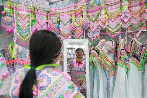 贵州毕节：民族服饰走俏春节市场-人民图片网