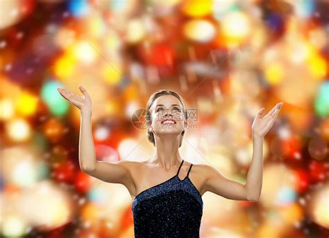 人,幸福,假日魅力的微笑的女人举手,仰望红灯的背景高清图片下载-正版图片300833308-摄图网