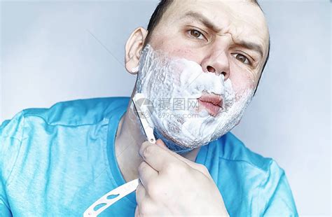 一个人在前刮胡子剃高清图片下载-正版图片506056268-摄图网