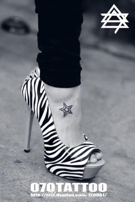 女生脚背小巧的图腾五角星纹身图案