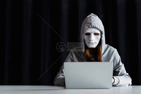 在黑色的笔记本电脑键盘上打字时用匿名网高清图片下载-正版图片504474998-摄图网