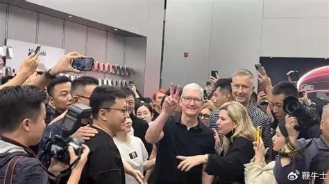 苹果CEO库克现身上海新店，开业礼盒炒到400元