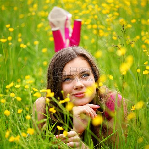 女人吹在花朵上女性乐趣公园喜悦闲暇空气太阳嘴唇季节成人高清图片下载-正版图片321176507-摄图网