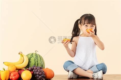 小女孩吃方便面高清图片下载-正版图片503940387-摄图网
