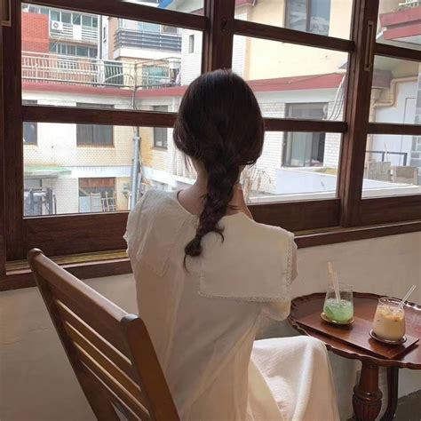 甜美女生背部头像高清
