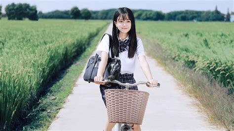 细腰大胸的动漫妹子手机壁纸