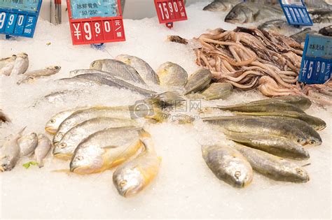 超市商场里的海鲜水产高清图片下载-正版图片500176981-摄图网