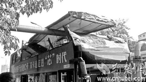 武汉又现公交车撞上限高架车顶被削 或因改变线路_手机新浪网