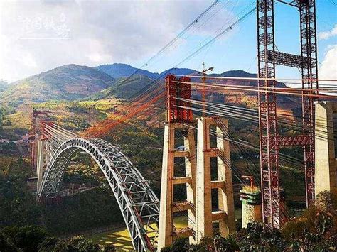 怒江大桥建造史：无数战士为桥捐躯，竣工时一排长跳江，令人悲叹_中国_桥梁_地形