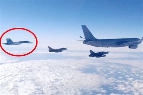 实拍：美、法五架战机逼近俄国界 苏-27战机近距离“拦截”！_凤凰网视频_凤凰网