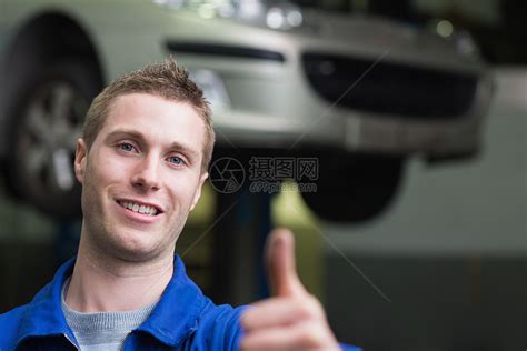 汽车修理工在引擎汽车中修理高清图片下载-正版图片506078991-摄图网
