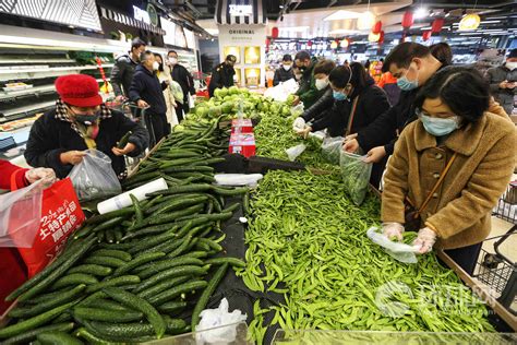 春节期间，武汉中百超市6000员工坚守岗位，确保市场供应