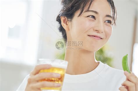 女人开心喝啤酒高清图片下载-正版图片502295234-摄图网
