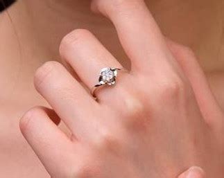 一、女生左手食指戴戒指代表什么