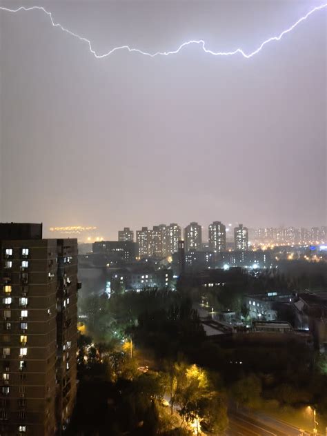 北京局地出现暴雨冰雹天气 你被砸到了吗？|界面新闻 · 图片