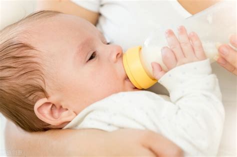新生儿多久喂一次奶 新生宝宝吃奶的间隔时间 _八宝网