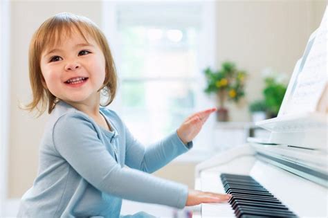 弹钢琴的孩子高清摄影大图-千库网