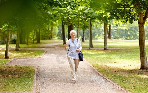 老退休人的两个老妇女朋友喝咖啡沿着夏季公园散步老年女子朋友公园喝咖啡高清图片下载-正版图片300069719-摄图网