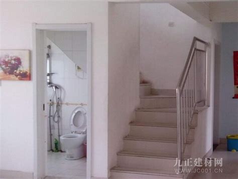 一楼小卫生间，利用楼梯边和楼梯下方的狭长空间，储藏格设计巧妙，_装修美图-新浪家居