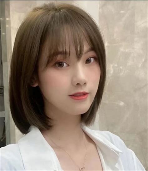 圆方脸短发甜美女生头像