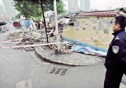 武汉硚口多福路围墙遭雨水浸泡垮塌 3名行人受伤(图)_湖北频道_凤凰网