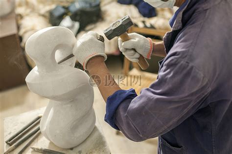 专注的石匠雕刻师傅在雕刻作品高清图片下载-正版图片500607926-摄图网